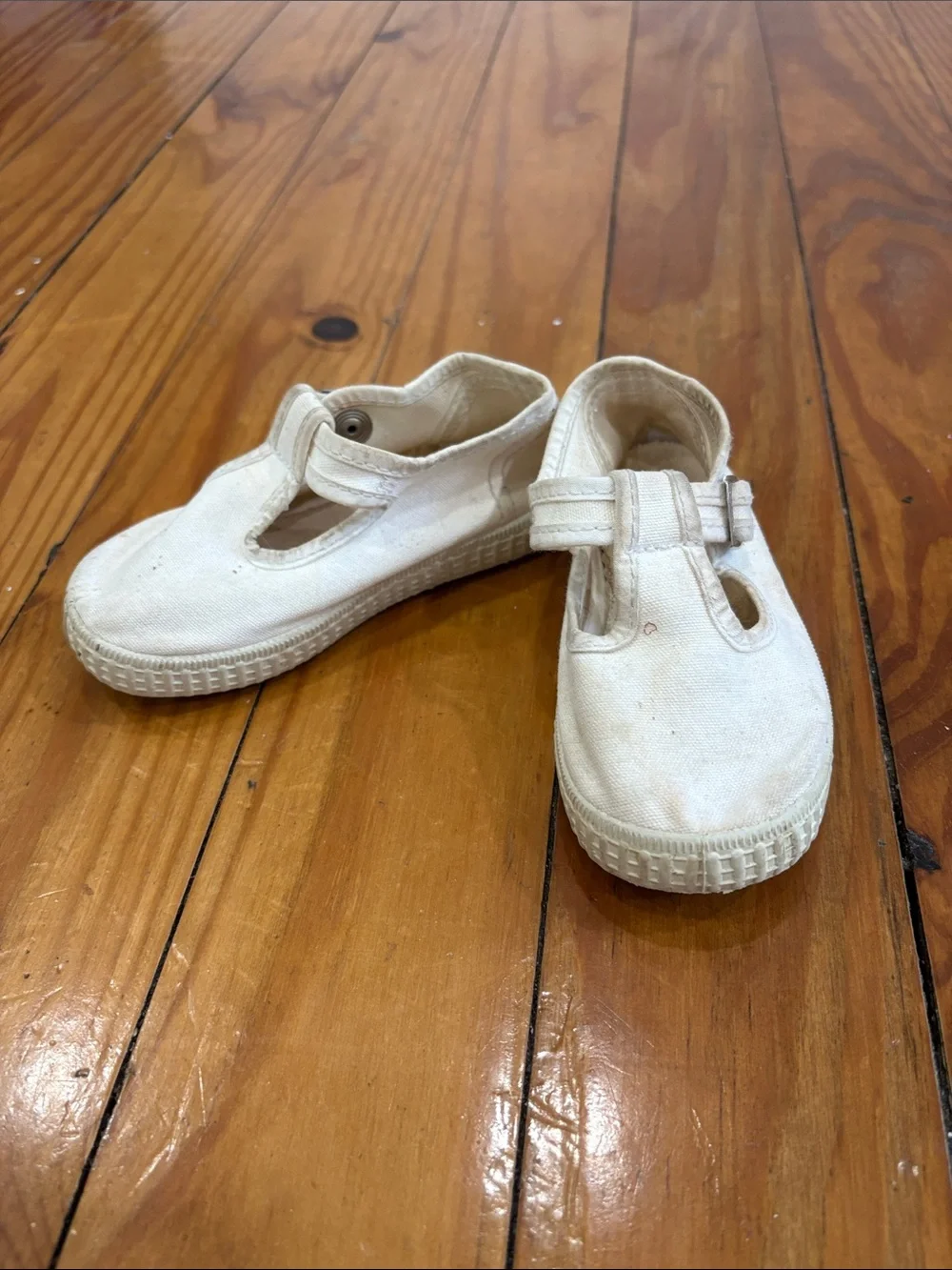Cienta Kids Canvas T-Strap Shoes in Off-White